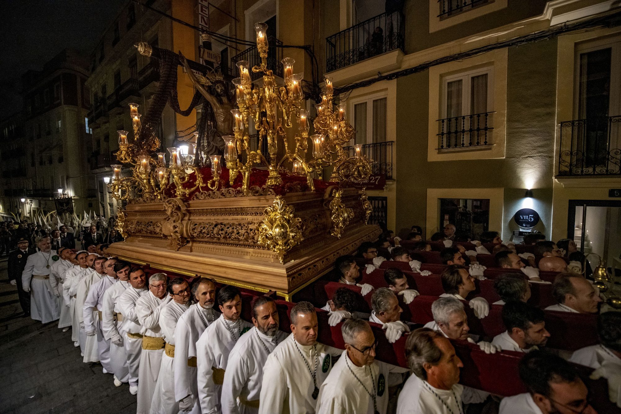 Los pasos ante la portada de la Basílica de Santa María
